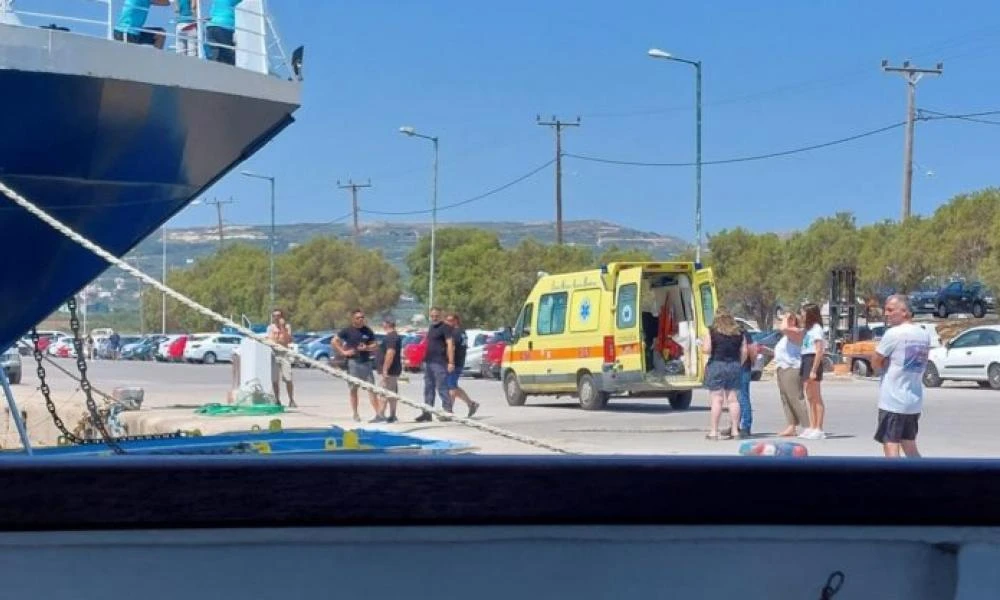 Λιμάνι Πειραιά: Περιπέτεια για 71χρονη - Έπεσε στη θάλασσα στην προσπάθειά της να πιάσει την βαλίτσα της